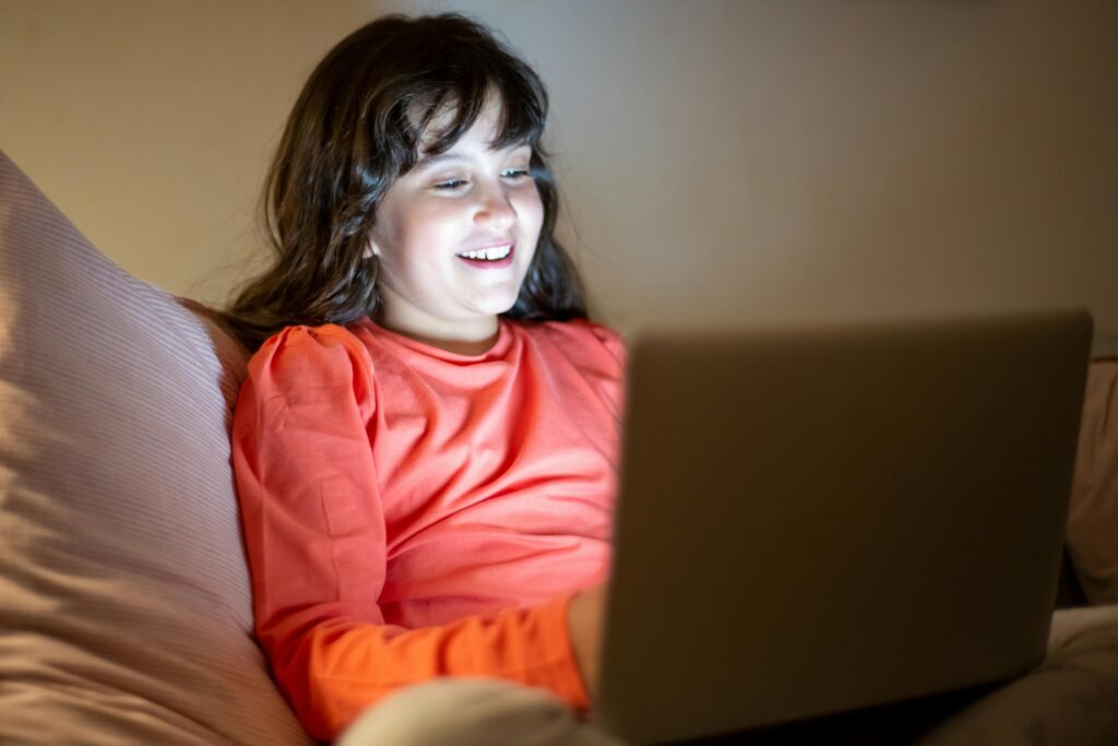 Protegendo nossas crianças no mundo digital: um guia para responsáveis e familiares